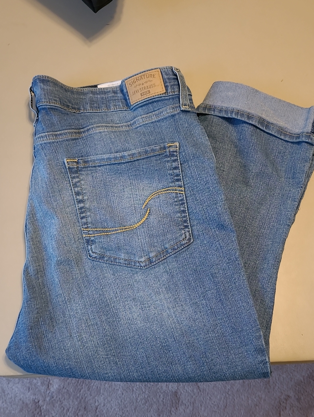 Levi's - Size 18 - Mid-rise Capri Jeans.  5 Picket Style - Zip & Button Fly.